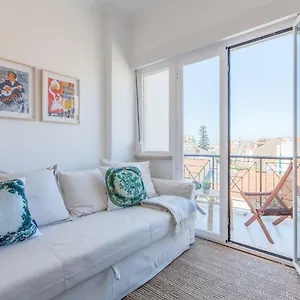 renovated-sunny-apartment-with-amazing-sunset-balcony.hotels-lisbon-portugal.com/